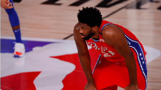  恩比德伤退离场，76人惨遭黄蜂绝杀  