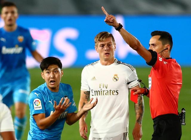  里尔终场前逃过红牌 争议判罚引发球迷抗议  