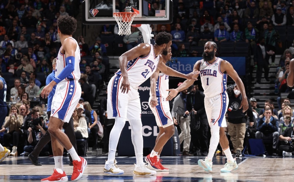  恩比德统治内线砍三双，76人轻取公牛延续强势  