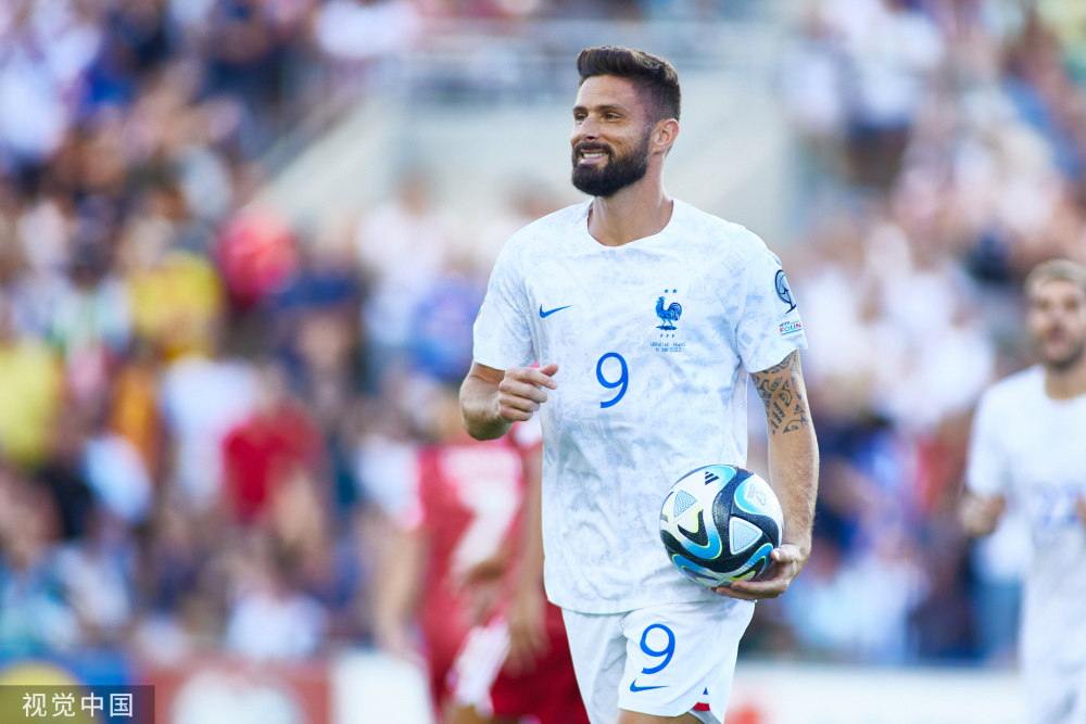  AC米兰德比战奏凯，吉鲁头槌制胜展老将风采